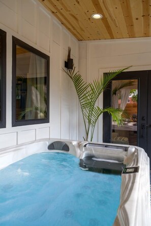 Bañera de hidromasaje cubierta