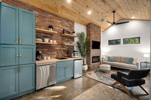 电视、壁炉、流媒体服务、办公室