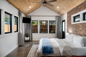 1 dormitorio, tabla de planchar con plancha, wifi y ropa de cama