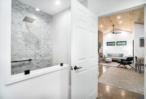 Interior - Hot tub, Fireplace, Studio, Close to Main St. (Fredericksburg)