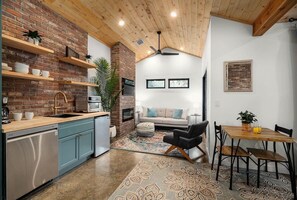 电视、壁炉、流媒体服务、办公室