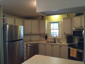 Casa, várias camas, cozinha, vista para o jardim | Cozinha privada | Geladeira, micro-ondas, fogão, cooktop