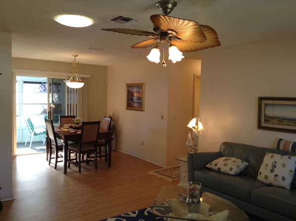 Ferienhaus, Mehrere Betten, Veranda, Gartenblick | Wohnbereich | Fernseher