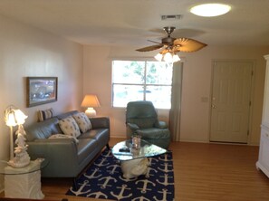 Ferienhaus, Mehrere Betten, Veranda, Gartenblick | Wohnbereich | Fernseher