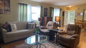 Villa, 2 queensize-senger, lanai, hageutsikt | Oppholdsområde