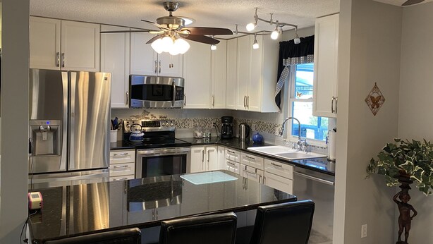 House, Multiple Beds, Pool Access, Golf View | Private kitchen - 923 Oleander St (Lady Lake)