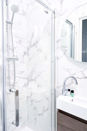 Douche, séchoir à cheveux, serviettes fournies