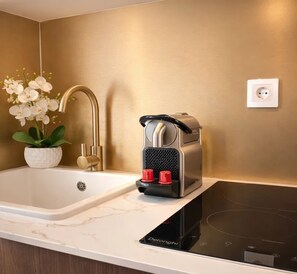 Kühlschrank, Mikrowelle, Herdplatte, Geschirrspüler