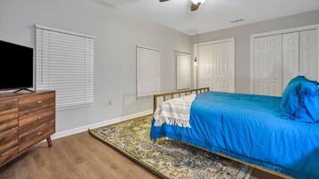 2 bedrooms, desk, iron/ironing board, WiFi