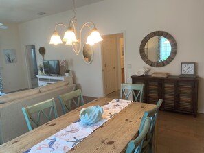 Villa, varias camas, lanai, vista al jardín | Restaurantes
