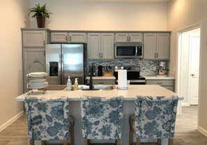 Casa, varias camas, lanai, vista al jardín | Cocina privada | Refrigerador, microondas, horno y parrilla de estufa 