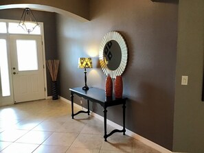 Casa, varias camas, lanai, vista al jardín | Interior