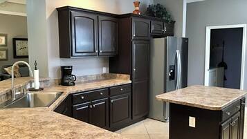 House, Multiple Beds, Lanai, Garden View | Private kitchen | Fridge, microwave, oven, stovetop