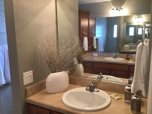 House, Multiple Beds, Lanai, Garden View | Bathroom