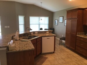 Casa, varias camas, lanai, vista al jardín | Cocina privada | Refrigerador, microondas, horno y parrilla de estufa 