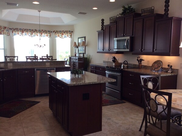 منزل - عدة أسرّة - بشرفة مسقوفة - منظر للحديقة | مطبخ خاص | ثلاجة، ميكروويف، فرن، موقد طهي مسطح