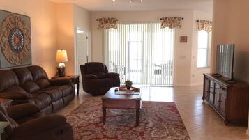 Rumah, Beberapa Tempat Tidur, beranda, pemandangan kebun | Area keluarga | TV