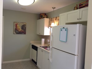 Vila, várias camas, varanda coberta, vista para o jardim | Cozinha privada | Geladeira, micro-ondas, fogão, cooktop