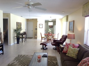 Villa, plusieurs lits, véranda, vue jardin | Coin séjour