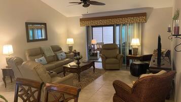 Rumah, Beberapa Tempat Tidur, beranda, pemandangan kebun | Area keluarga | TV