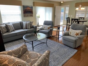 Villa, Plusieurs lits, patio, vue sur le jardin | Aire de séjour | Téléviseur