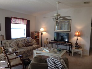 Villa, Plusieurs lits, patio, vue sur le jardin | Aire de séjour | Téléviseur