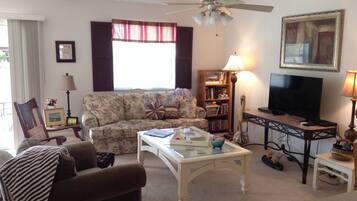 別墅, 多張床, 庭院, 花園景觀 | 起居區 | 電視