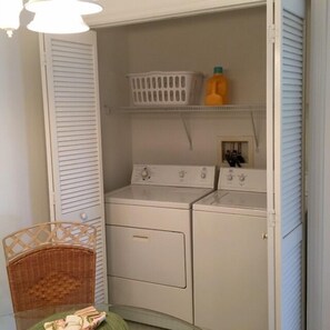 Villa, varias camas, patio, vista al jardín | Interior