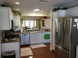 Casa, varias camas, lanai, vista al jardín | Cocina privada | Refrigerador, microondas, horno y parrilla de estufa 