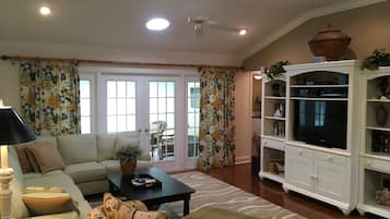 House, Multiple Beds, Lanai, Garden View | Living area | TV, MP3 dock