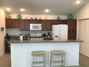 Villa, Multiple Beds, Patio, Garden View | Private kitchen | Fridge, microwave, oven, stovetop - 3097 Sabal Palms Ave (Wildwood)
