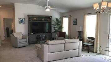 Villa, varias camas, patio, vista al jardín | Área de sala de estar | Televisión