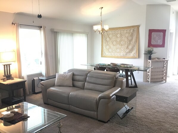 Villa, varias camas, patio, vista al jardín | Área de sala de estar | Televisión 