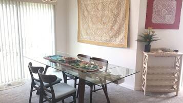 Villa, varias camas, patio, vista al jardín | Restaurantes