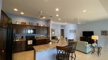 Rumah, Beberapa Tempat Tidur, beranda, pemandangan kebun | Dapur pribadi | Lemari es, microwave, oven, dan kompor