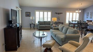 Rumah, Beberapa Tempat Tidur, beranda, pemandangan kebun | Area keluarga | TV