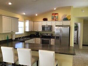 Villa, Multiple Beds, Lanai, Garden View | Private kitchen | Fridge, microwave, oven, stovetop - 2594 Lindewood St (Wildwood)
