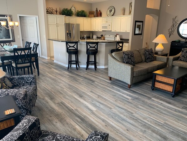 Villa, varias camas, lanai, vista al jardín | Cocina privada | Refrigerador, microondas, horno y parrilla de estufa