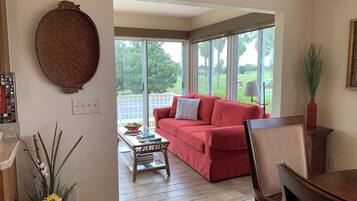 Rumah, Beberapa Tempat Tidur, dapur, pemandangan lapangan golf | Area keluarga | TV