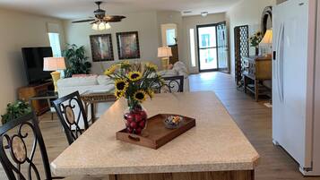 Rumah, Beberapa Tempat Tidur, dapur, pemandangan lapangan golf | Tempat makan