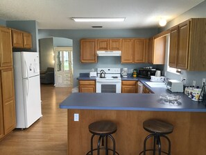 Casa, várias camas, varanda coberta, vista para o jardim | Cozinha privada | Geladeira, micro-ondas, fogão, cooktop