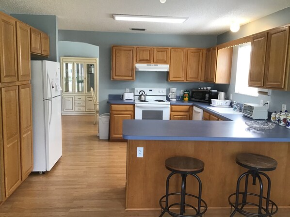 House, Multiple Beds, Lanai, Garden View | Private kitchen