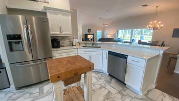 獨棟房屋, 多張床, 可使用泳池, 高球場景觀 | 私人廚房 | 電冰箱、微波爐、烤箱、爐台