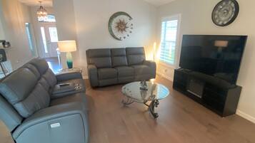 獨棟房屋, 多張床, 可使用泳池, 高球場景觀 | 起居區 | 電視