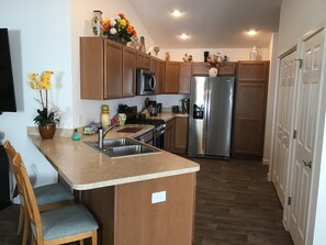 Vila, várias camas, varanda coberta, vista para o jardim | Cozinha privada | Geladeira, micro-ondas, fogão, cooktop