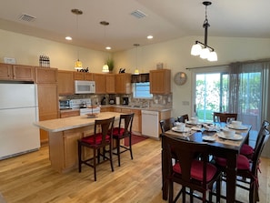 Casa, varias camas, lanai, vista al jardín | Cocina privada | Refrigerador, microondas, horno y parrilla de estufa 