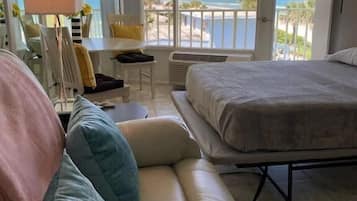 Tabla de planchar con plancha, wifi y ropa de cama
