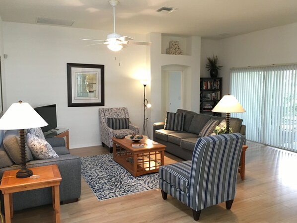 Casa, varias camas, lanai, vista al jardín | Área de sala de estar