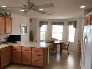 House, Multiple Beds, Lanai, Garden View | Private kitchen | Fridge, microwave, oven, stovetop - 1868 Poppy Cir (The Villages)