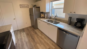 Villa, varias camas, patio, vista al jardín | Cocina privada